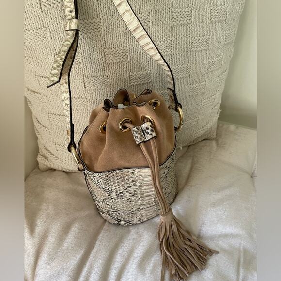 Snake Drawstring Bucket Bag - Picture 2 of 6
